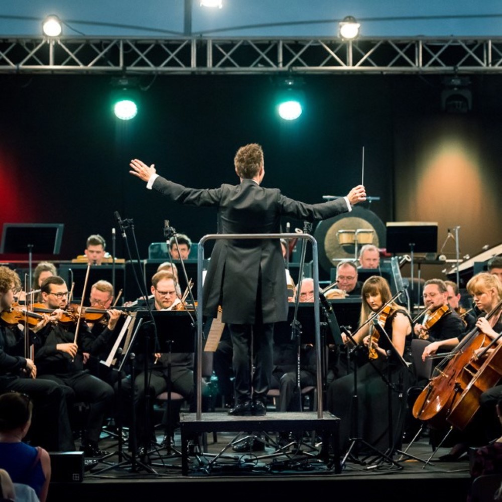 orkiestra z dyrygentem podczas koncertu