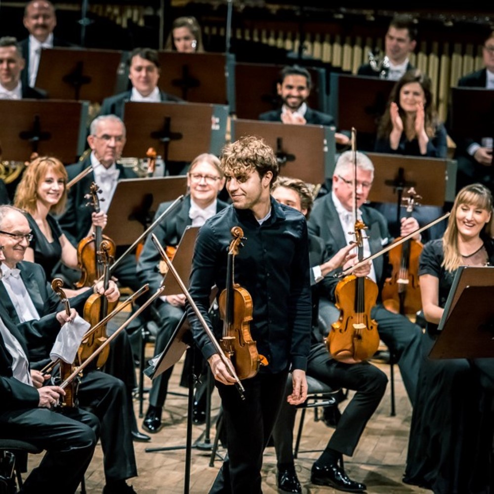 orkiestra oraz solista podczas owacji