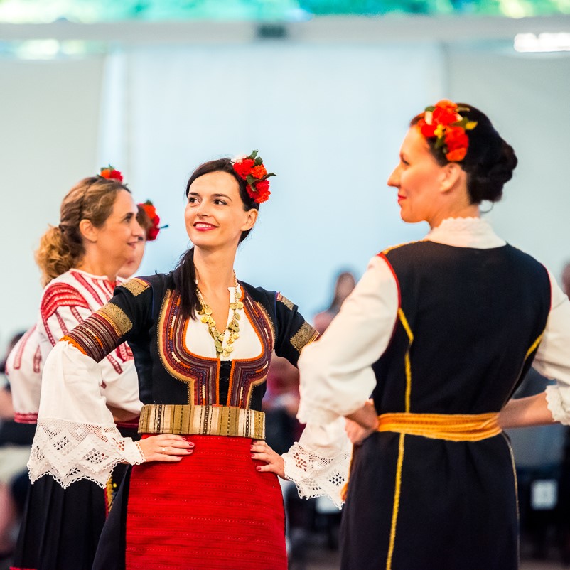 kobiety ubrane w tradycyjne stroje ukraińskie