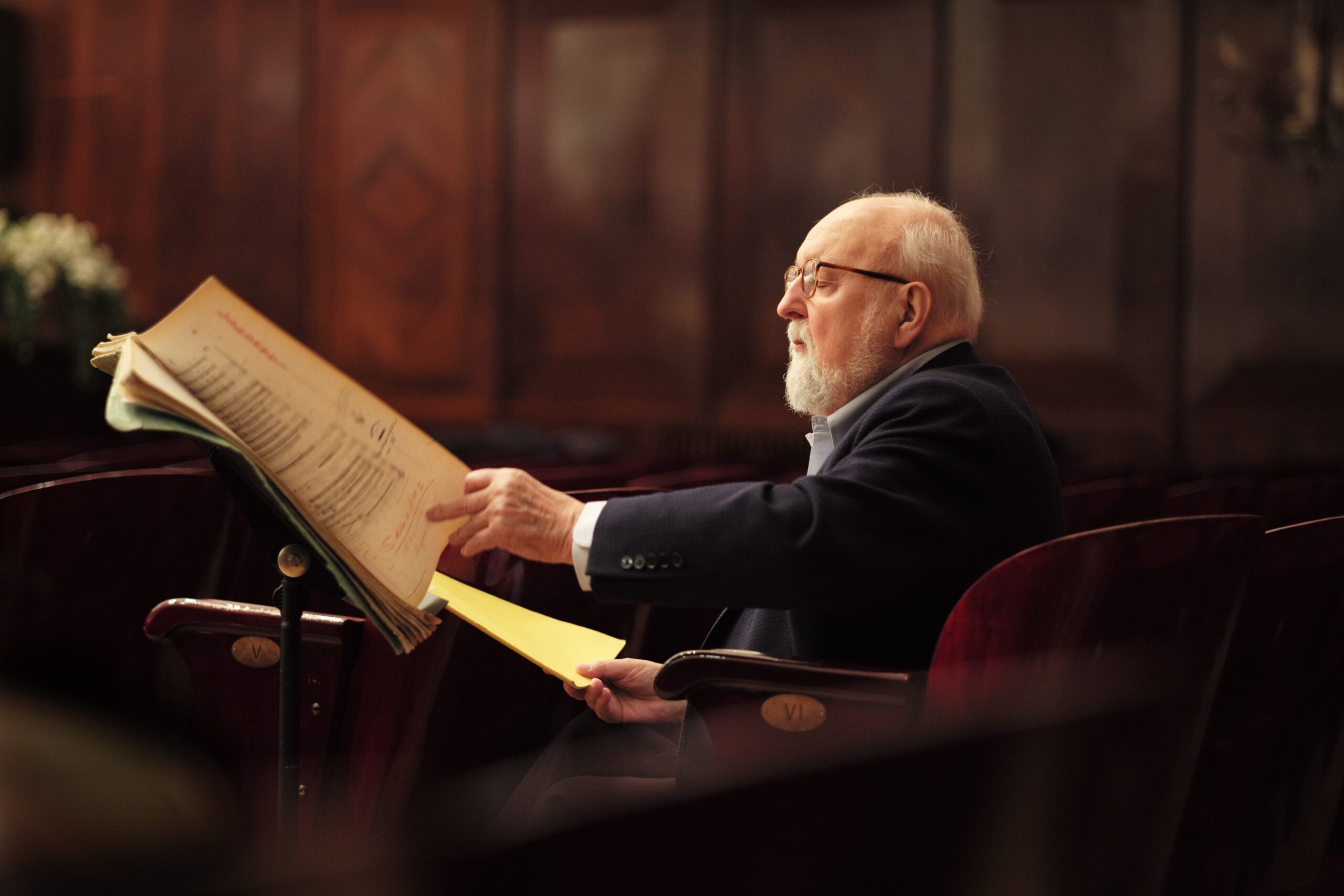 Krzysztof Penderecki przeglądający partyturę