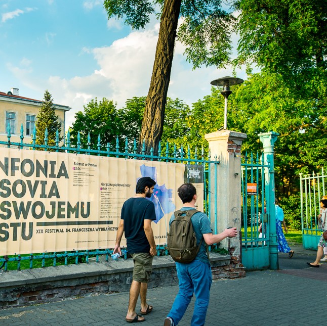 Ludzie kierujący się do wejścia do siedziby Sinfonii Varsovii