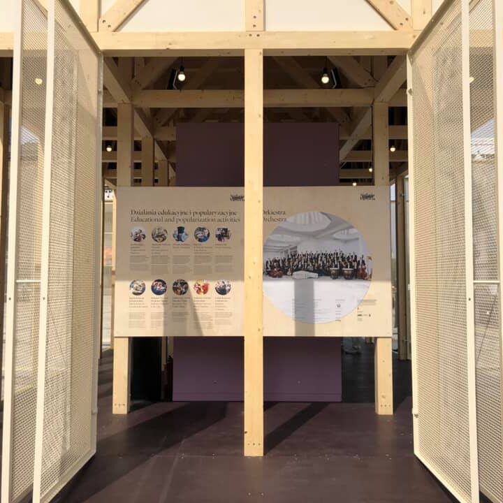 widok drewnianej konstrukcji wystawy