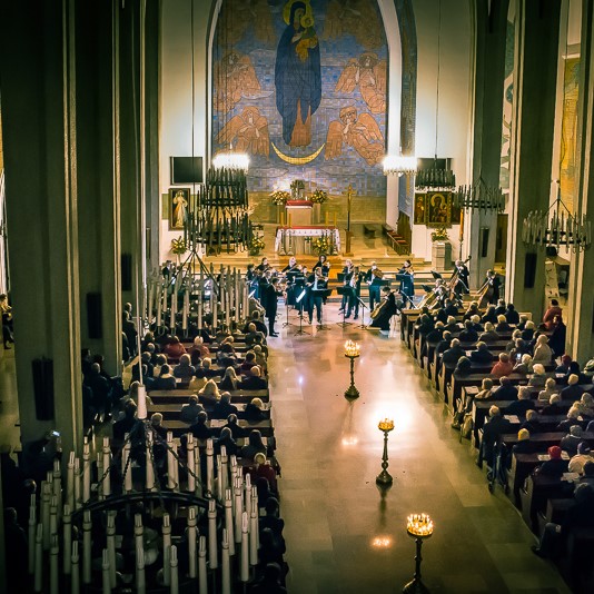 Zdjęcie wnętrza Konkatedry Matki Boskiej Zwycięskiej podczas koncertu